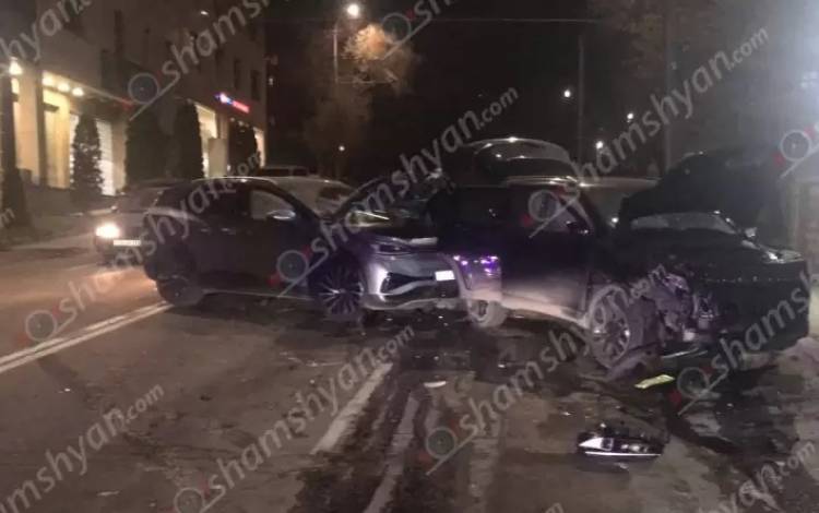Վթար՝ Երևանում. բախվել են Volkswagen ID4-ն ու Jeep-ը