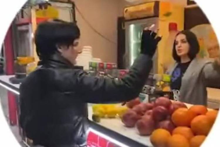 Երևանում ՌԴ երկու քաղաքացի մրգերը նետել են աշխատակցի վրա, տրորել են ծաղկի վաճառքի կետի ծաղիկները