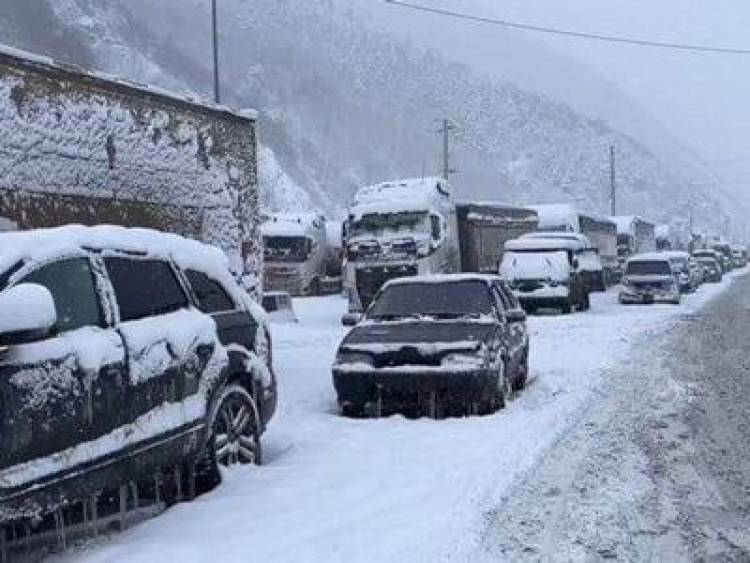Եղանակի վատթարացման պատճառով վրացական ռազմական ճանապարհը փակ է բեռնատարների համար