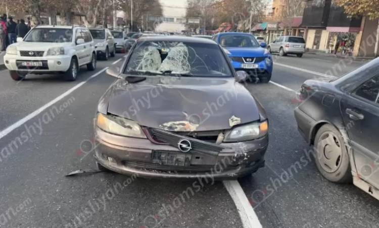 Opel-ը վրաերթի է ենթարկել չթույլատրելի հատվածով փողոցն անցնող հետիոտնի․ նա հիվանդանոցում մահացել է