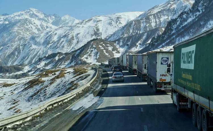 Ավելի քան 1,6 հազար բեռնատար սպասում է Վերին Լարսի անցակետի մոտ