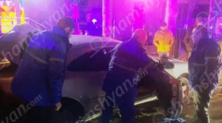 Խոշոր ավտովթար՝ Երևանում. Mercedes-ը Փակ շուկայի մոտ բախվել է պատնեշին․ կան վիրավորներ