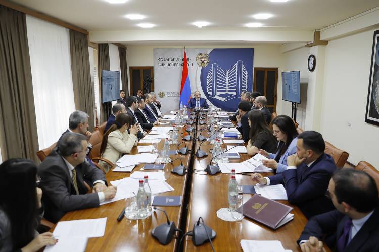 Փաշինյանն այցելել է Էկոնոմիկայի նախարարություն․ անդրադարձ է եղել տնտեսական խնդիրներին