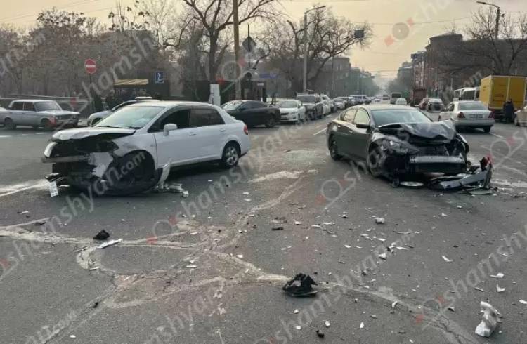 Վթար՝ Երևանում. բախվել են Nissan Tida-ն, Nissan Altima-ն ու Ford Transit-ը, վիրավոր կա