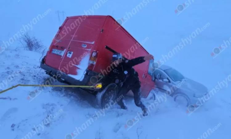 Բախվել են Ford Transit-ն ու Opel-ը. վերջինները հայտնվել են ձորում