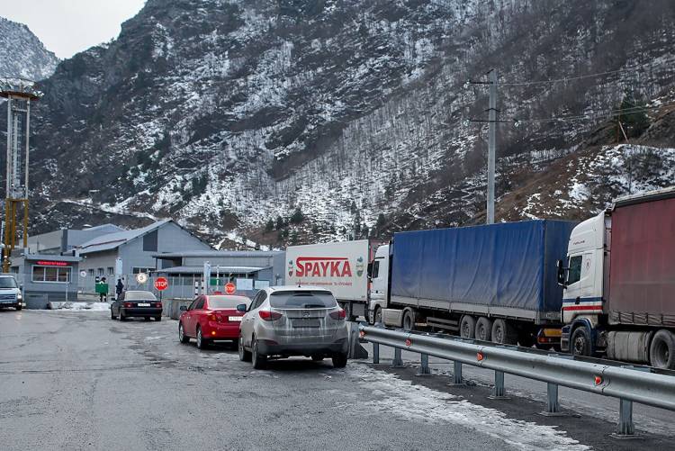Մոտ 800 բեռնատար՝ ռուսական կողմում, 150 բեռնատար՝ Վրաստանի տարածքում․ ի՞նչ իրավիճակ է Լարսում