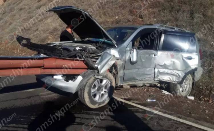 Խոշոր ավտովթար՝ Վայոց ձորում. Lexus-ը մխրճվել է երկաթե արգելապատնեշի մեջ, վիրավոր կա