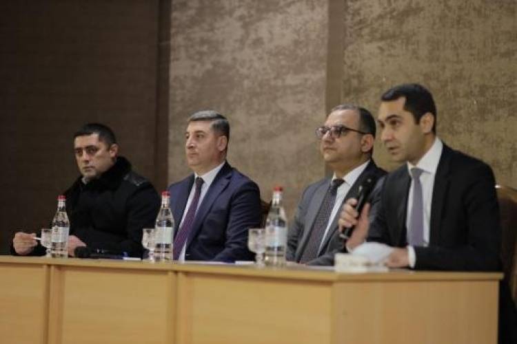 Գնել Սանոսյանն ու Տիգրան Խաչատրյանը հանդիպել են ԼՂ-ից բռնի տեղահանվածների հետ