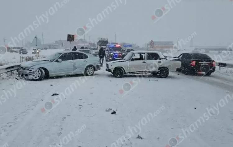Մերկասառույցի պատճառով ավտովթար-վրաերթ է տեղի ունեցել. բախվել են BMW-ն, Opel-ն ու ՎԱԶ 2107-ը. վիրավորներ կան