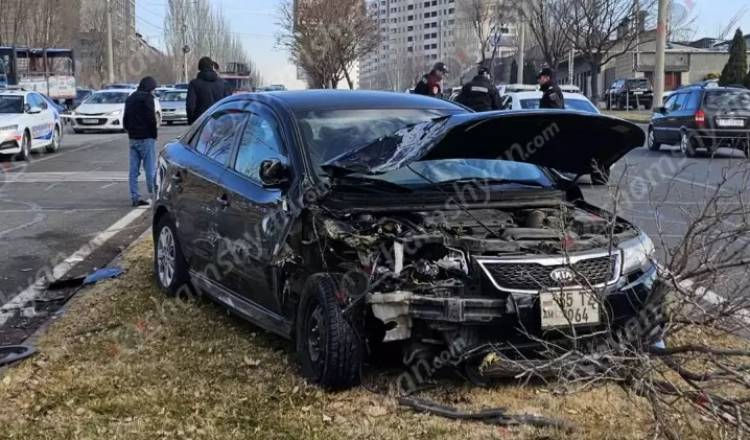 Շղթայական վթար՝ Երևանում. բախվել են Kia Forte-ն, Mercedes-ը, Nissan Rogue-ն ու Chevrolet-ը. վիրավոր կա