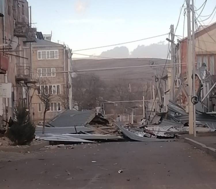 Քամու հետևանքով տանիքներ են վնասվել, ծառեր են կոտրվել (լուսանկարներ)