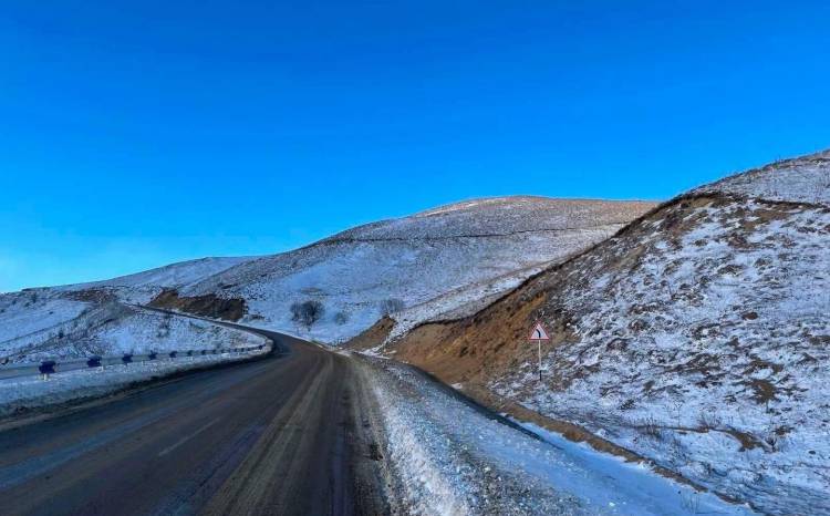 Վարդենյաց լեռնանցքում տեղ-տեղ մերկասառույց է․ իրավիճակը՝ միջպետական և հանրապետական ճանապարհներին