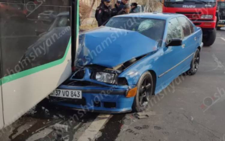 BMW-ն բախվել է MAN մակնիշի թիվ 74 երթուղին սպասարկող ավտոբուսին․ կա վիրավոր