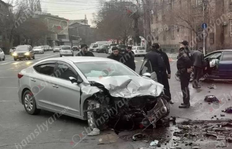 Խոշոր վթար՝ Երևանում. բախվել են Hyundai Elantra-ն ու Ford Focus-ը. վիրավորներ կան