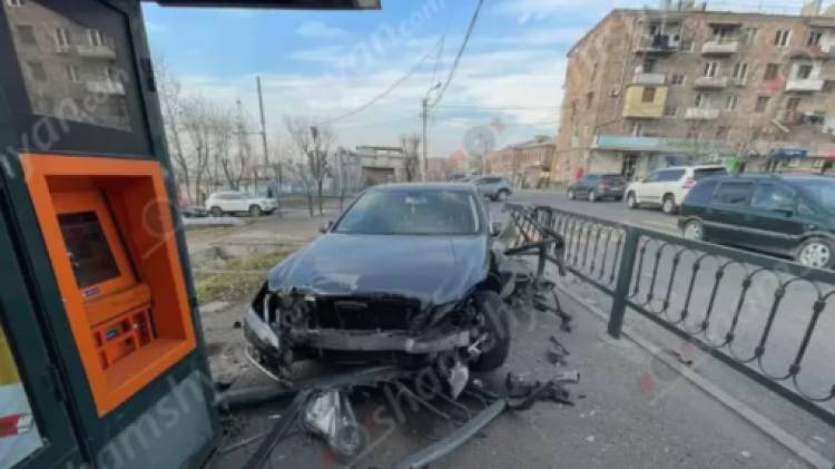 Mercedes-ը կոտրել է խաչմերուկի լուսակիրը, մայթի երկաթե ճաղավանդակներն ու հայտնվել է կրպակի մոտ