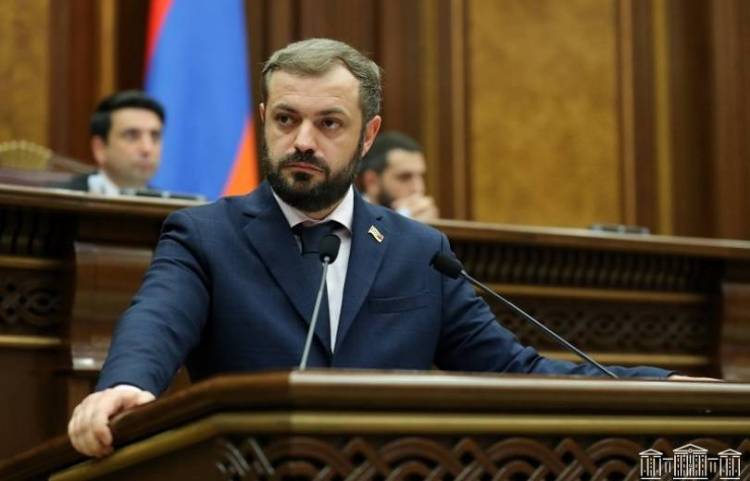 Եթե ուզում են հայտնվեն մյուս ԱԺ-ում, ապա պետք է սպասարկեն ՀՀ շահը. Պապոյանը՝ ընդդիմությանը