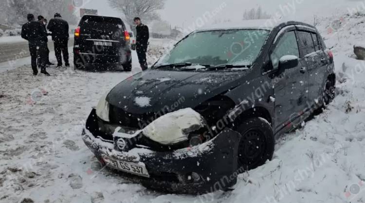 Վթար՝ Կոտայքում․ բախվել են Toyota Land Cruiser Prado-ն ու Nissan Tiida-ն