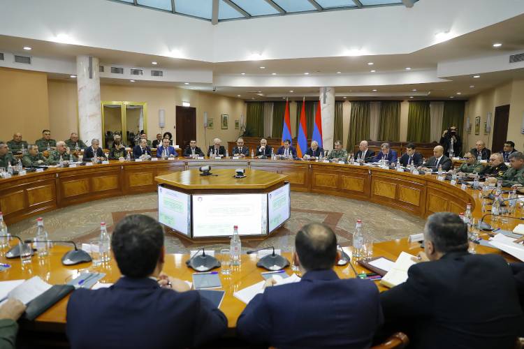 Ոչ մի հրաժարական. Փաշինյանը ՊՆ-ում էր