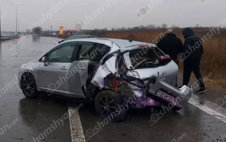Վթար՝ Արարատում․ Nissan-ը բախվել է գովազդային վահանակի երկաթե սյանը, կողաշրջվել․ վիրավոր կանայք կան