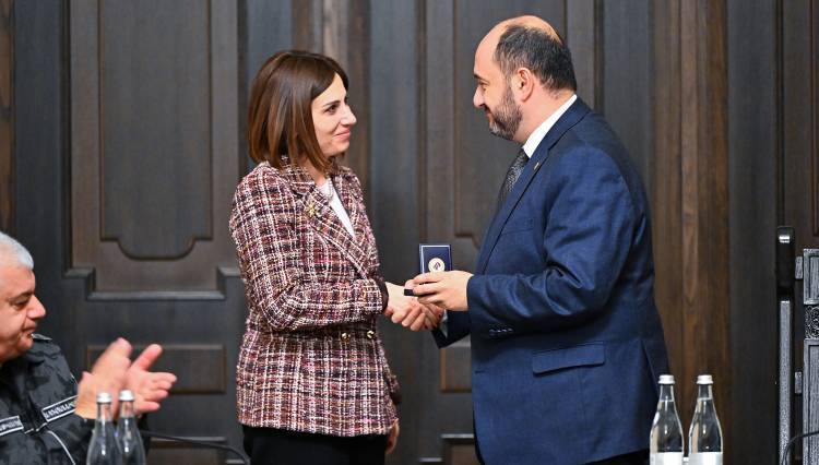 Իշխանությունն առաջնորդվում է յուրայիններին մրցանակներ շնորհելու սկզբունքով․ «Հրապարակ»