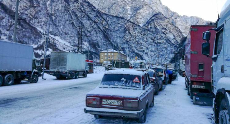 260 բեռնատար մեքենա «Վերին Լարս»-ում սպասում է սահմանն անցնելուն. մանրամասներ