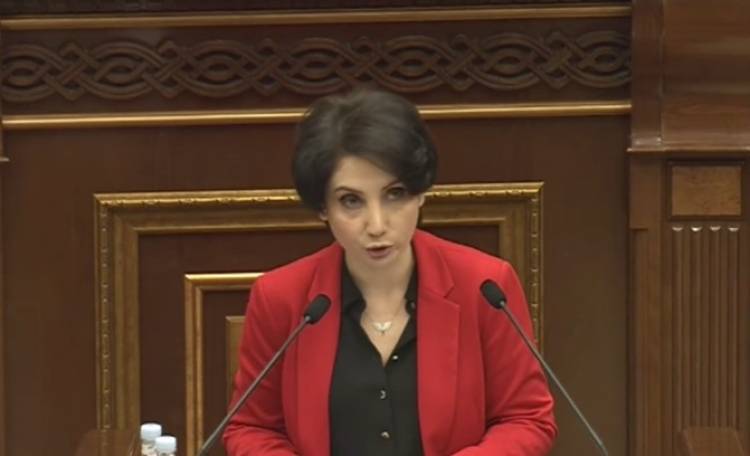 Փոխնախարարը հեգնում է ժողովրդական արտիստներին, որոնց ինքը չի ճանաչում