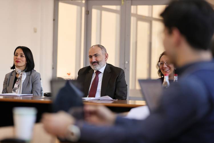 Փաշինյանը «Մխիթար Սեբաստացի» կրթահամալիրում ներկա է եղել սովորողների հետազոտական աշխատանքների պաշտպանությանը