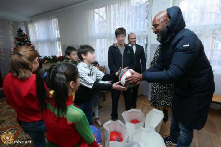 Ֆուտբոլի համաշխարհային լեգենդ Նիկոլա Անելկան հայ երեխաներին իր ստորագրությամբ գնդակներ է նվիրել