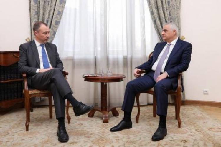 Փոխվարչապետ Գրիգորյանը Տոյվո Կլաարին ներկայացրել է «Խաղաղության խաչմերուկը»