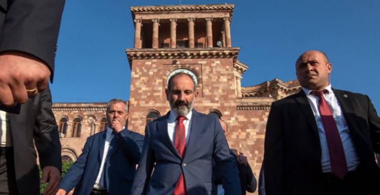 Թիկնապահված, թե… ահին թիկնած. «Փաստ»