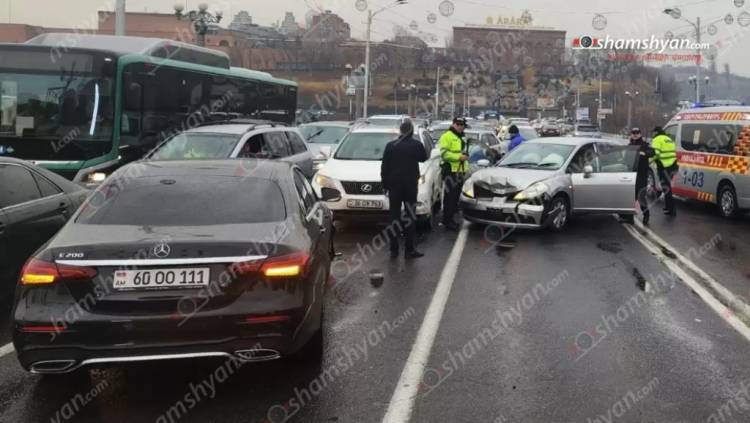 Խոշոր վթար՝ Երևանում. «Հաղթանակ» կամրջի սկզբնամասում բախվել են Mercedes, Lexus և Nissan մեքենաները, կան վիրավորներ
