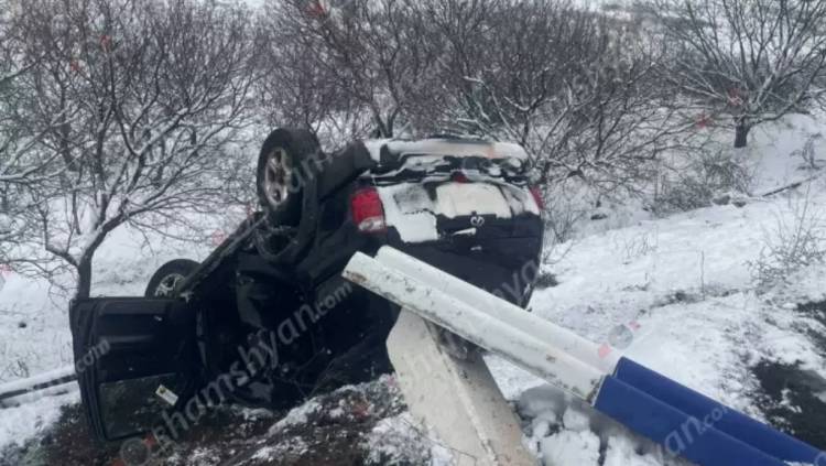 Վթար՝ Վայոց ձորում. Infiniti-ն բախվել է երկաթե արգելապատնեշներին ու գլխիվայր շրջվել
