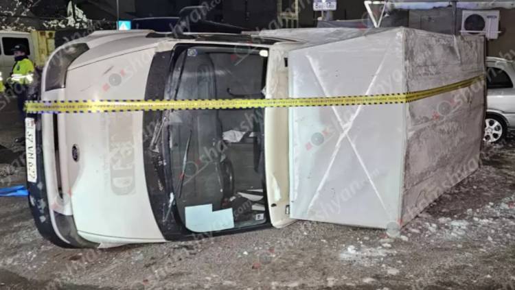 Խոշոր վթար՝ Երևանում․ Ford Transit-ը մերկասառույցի պատճառով կողաշրջվել է, վիրավոր կա