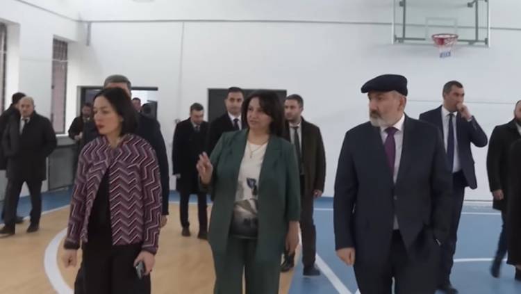 Մեր մոտ էն կախիչներն էր, որ վարչապետը ծռում էր, նախարարն էլ՝ ուղղում․ ուշագրավ մանրամասներ՝ վանաձորյան այցից