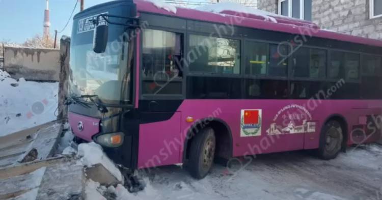 Երևանում 13 համարի ավտոբուսը, որի մեջ ուղևորներ են եղել, մերկասառույցի պատճառով բախվել է բնակելի տան պարսպին