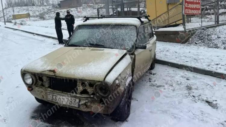 Վթար՝ Երևանում․ 06-ը բախվել է բազալտե եզրաքարին ու էլեկտրաստանցիային