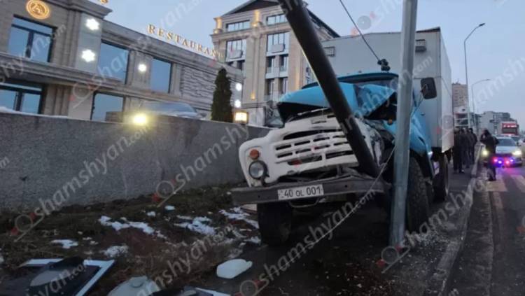 Արտակարգ դեպք՝ Երևանում․ ЗИЛ-ը բախվել է էլեկտրասյանը և կոտրել հետիոտնային անցման լուսացույցը