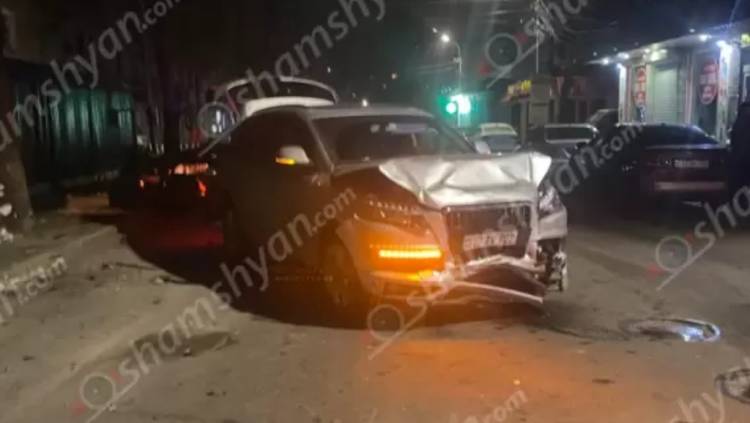 Խոշոր վթար՝ Երևանում․ «Նոր Զովք» սուպերմարկետի դիմաց Audi Q7-ը բախվել է Mercedes CLS 320-ին