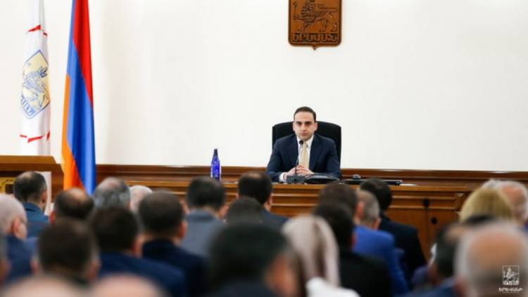 Ինչո՞ւ հետաձգվեց նիստը