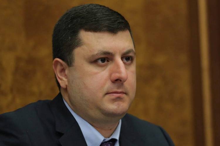 «Դուք տուն չեք պահում, ձեր տունն եք քանդում»․ Տիգրան Աբրահամյանը՝ Փաշինյանի հանձնարարությամբ Արցախի դրոշը հանողներին