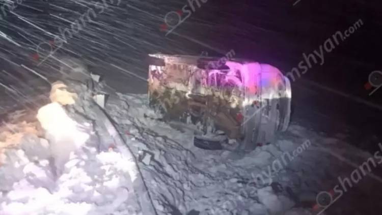 Վթար՝ Վայոց ձորում. Mitsubishi-ն մերկասառույց ճանապարհի ու ձնաբքի պատճառով կողաշրջվել է