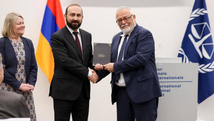 Միջազգային քրեական դատարանի նախագահն Արարատ Միրզոյանին է հանձնել Հռոմի կանոնադրության հատուկ թողարկման օրինակը