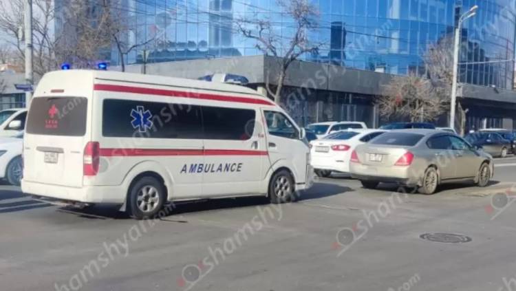 Վթար՝ Երևանում․ կրկեսի հարևանությամբ բախվել են շտապօգնության ավտոմեքենան ու Nissan-ը