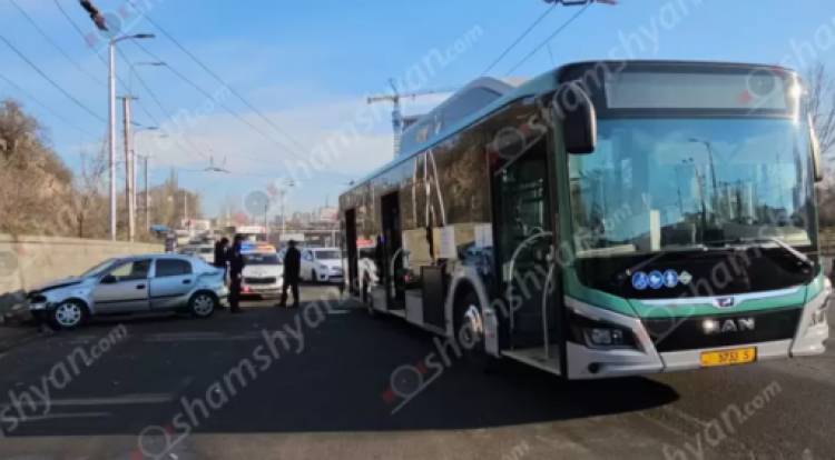 Երևանում բախվել են թիվ 35 երթուղին սպասարկող MAN ավտոբուսն ու Opel-ը. կան վիրավորներ