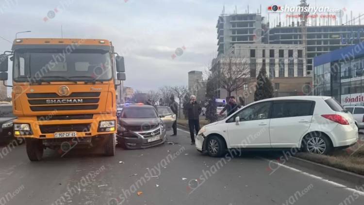 Վթար՝ Երևանում. բախվել են Nissan Altima-ն, Nissan Tida-ն և SHACMAN բեռնատարը. Nissan-ներից մեկը հայտնվել է գազոնում