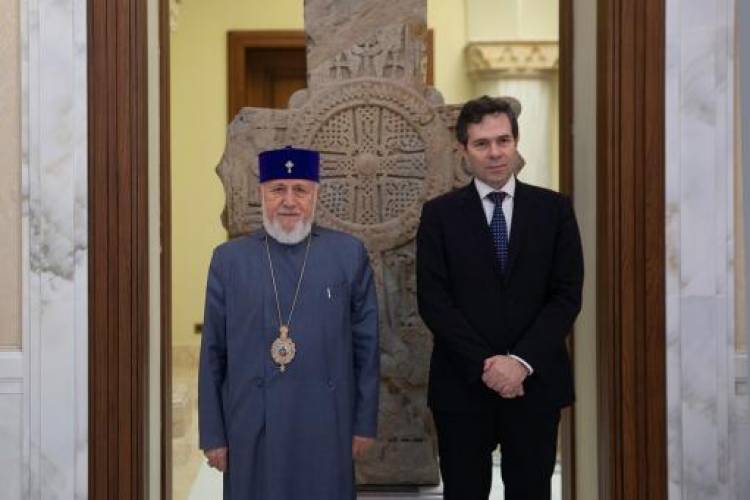 Փորձություններին հնարավոր է դիմակայել միմյանց զորավիգ լինելով․ Վեհափառը՝ Հունաստանի դեսպանին