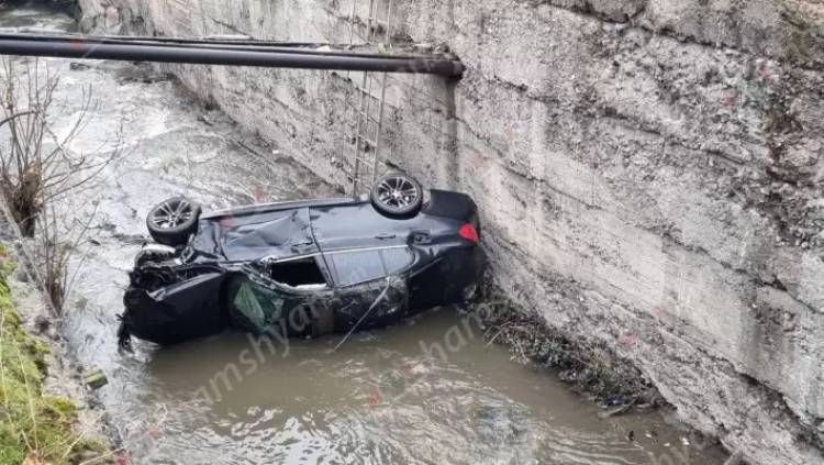 BMW-ն «Բելաջիո» ռեստորանի մոտ կոտրել է երկաթե ճաղավանդակներն ու հայտնվել Գետառում, վիրավորներ կան