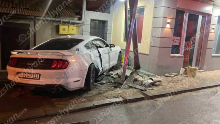 Վթար՝ Երևանում․ իրանցին Ford Mustang-ով բախվել է շինության պատին ու երկաթե սյանը