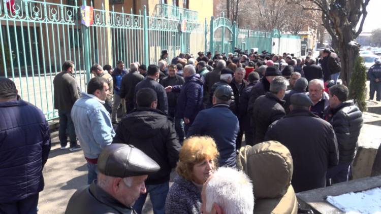 Արցախցիները պահանջում են կենսաթոշակային գումարները. ԿԲ-ն հապաղում է․ «Հրապարակ»