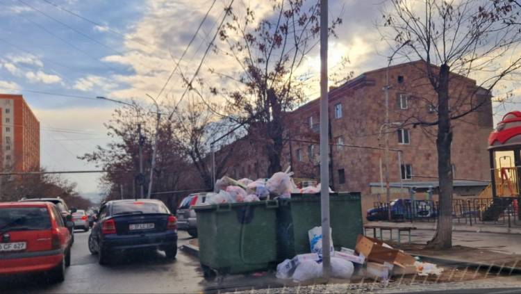 Օրվա կադր. աղբն արդեն մայթերին է